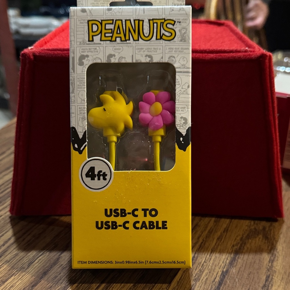 Peanuts USB-C Cable with Yellow and Pink Design
